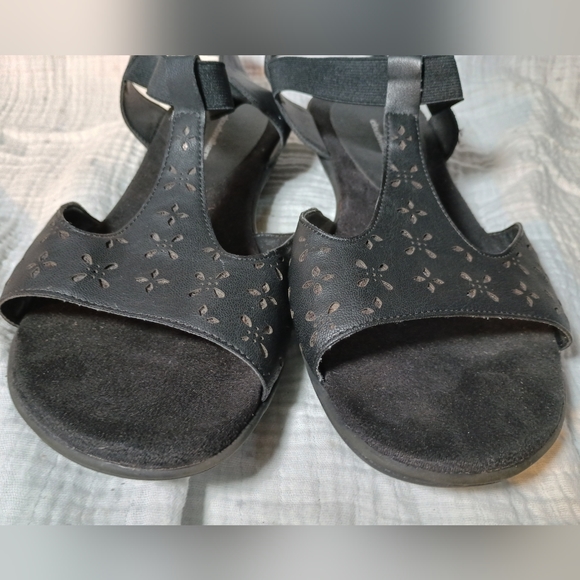 Woman's 11W fawn cloudwalkers sandals in great shape. Soles look brand new. - Picture 3 of 9